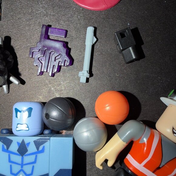 Lot Of 10 Roblox Action Figures With Accessories no codes - Picture 3 of 8